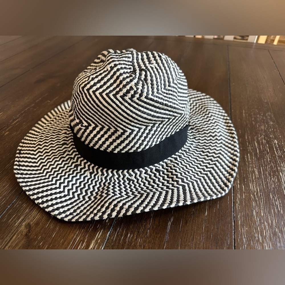 Scoop round hat